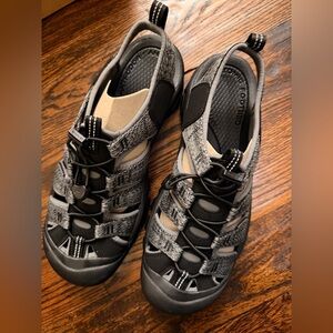 Men's KEEN Black/Grey Sandal (10.5)